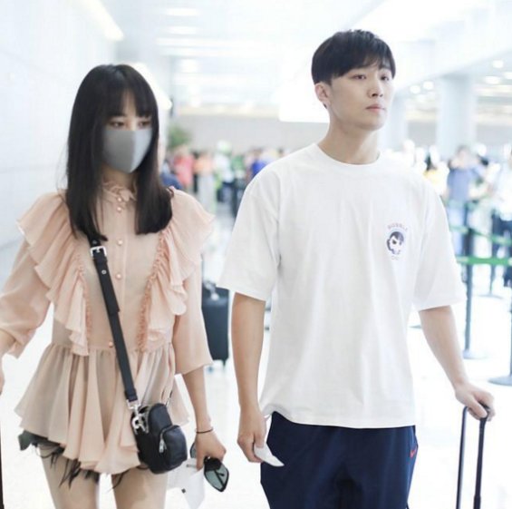郑爽眼神温柔诠释甜蜜热恋少女模样 和张恒合体现身撒狗粮