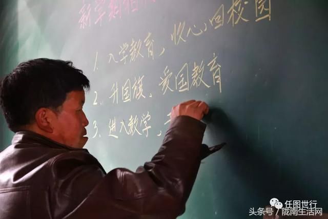 陇南康县袖珍学校有3个孩子和1名老师,66岁奶