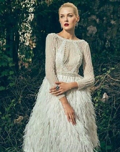 舒畅新戏杀青曝最新剧照,一袭白色深V羽毛裙优