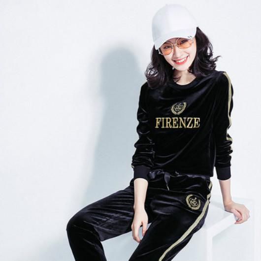 今年网上很火的卫衣棒球服,配上性感打底裤,比