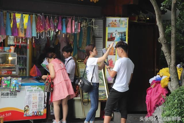 情侣游西湖扮乾隆和香妃，游客笑称“最霸气婚纱照”