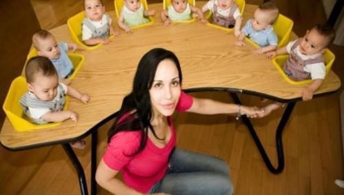 女子生下8胞胎名噪一时,如何抚养孩子成了大难