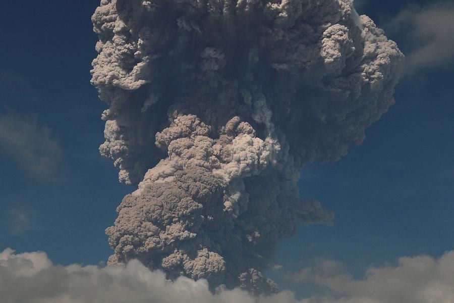 印尼锡纳朋火山再度喷发 火山灰喷射高5千米