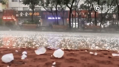 山东青岛下冰雹,比鸡蛋都大,轿车都被砸烂了,大