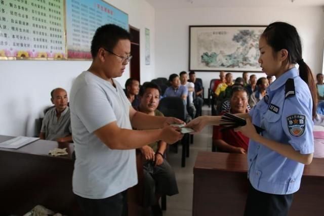 临江:46名村民在家门口拿到了摩托车驾驶证