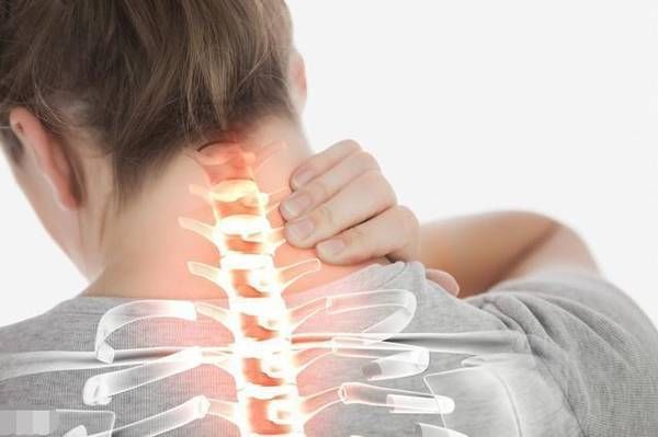 脖子僵硬头晕,脊髓型颈椎病会瘫痪?老中医教你