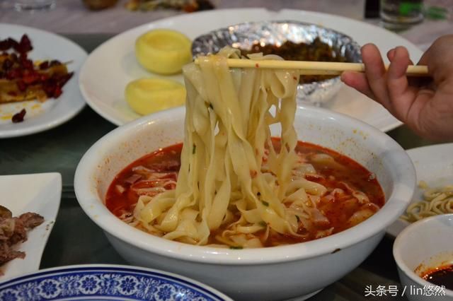 过大年回娘家,娘家用这两桌饭招待女婿,您看怎么样