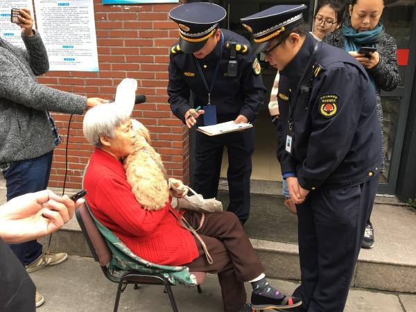 杭州首个文明养犬检查点亮相 首日查到2起无证
