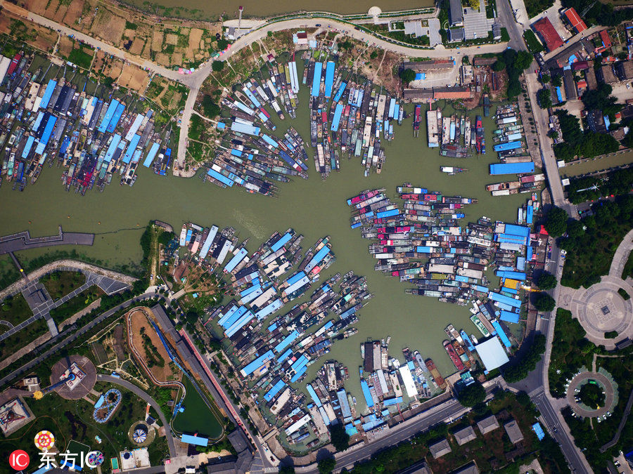 俯瞰江苏洪泽湖持续泄洪 水流湍急航行难