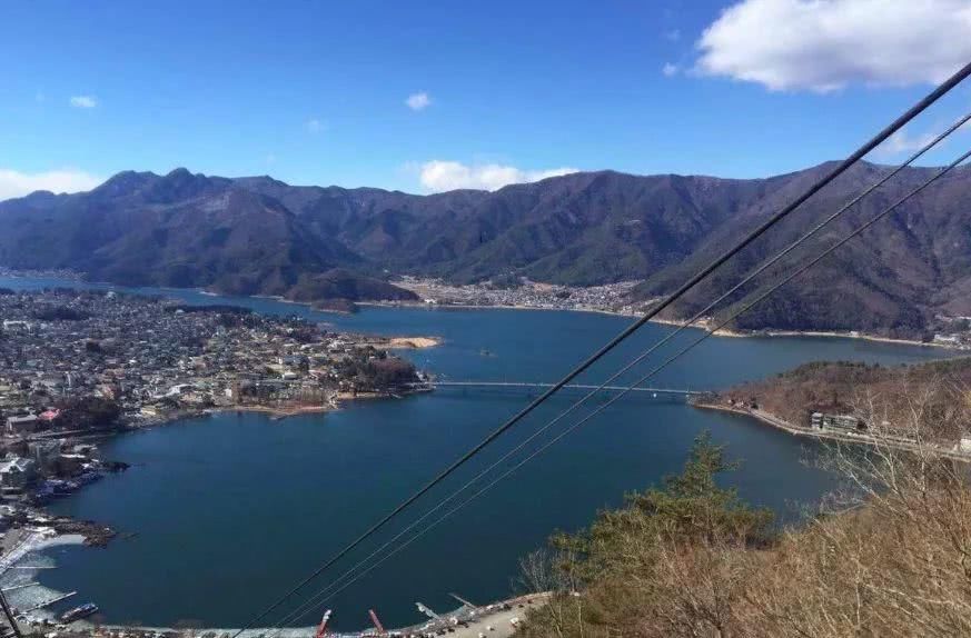 快报：情人节前，一群单身男女勇闯了富士山