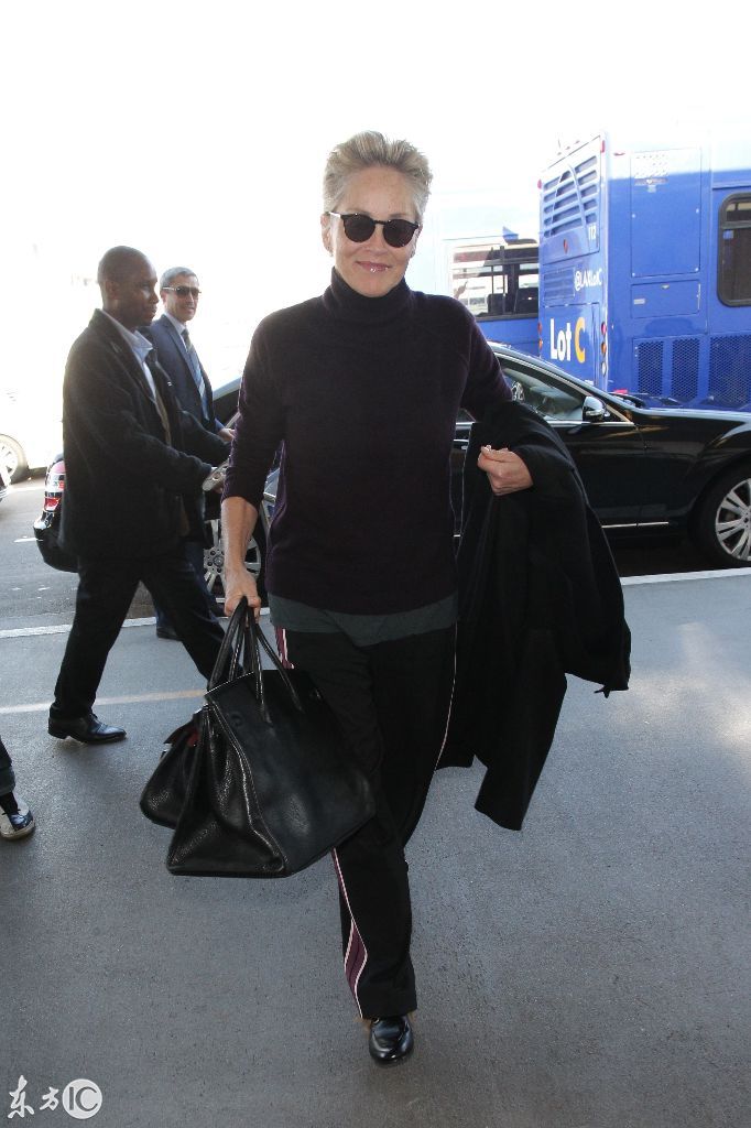 大婶你哪位?59岁莎朗斯通素颜骨瘦如柴 瘪嘴头