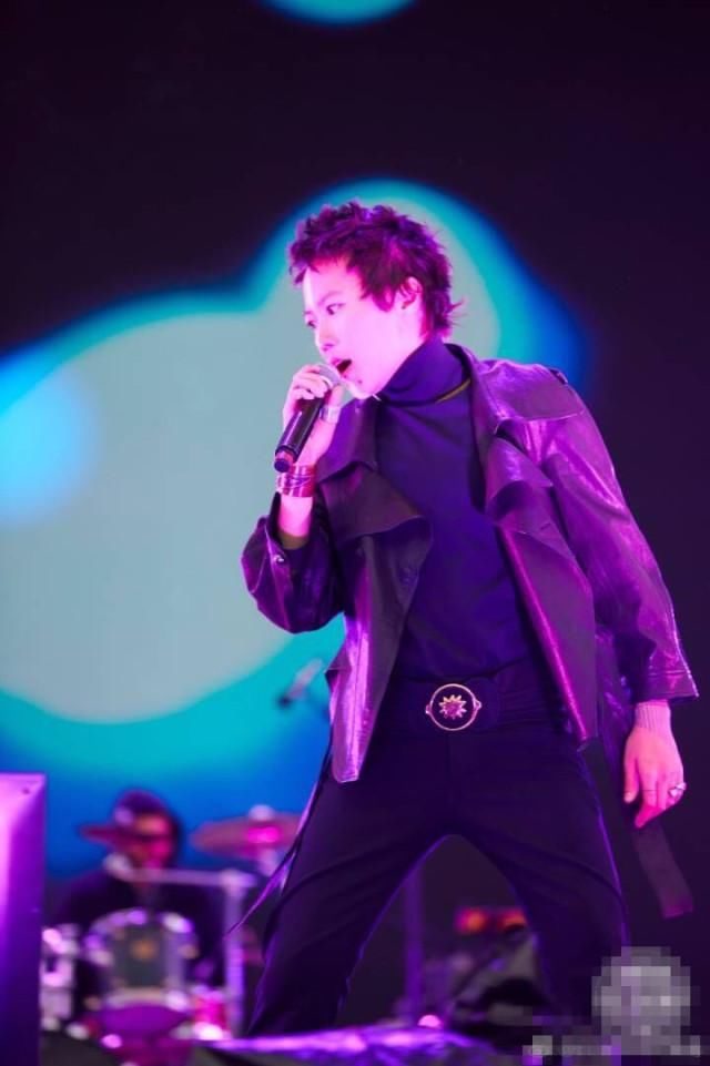 窦靖童献唱音乐节,不仅全家来捧场,周迅宋佳还