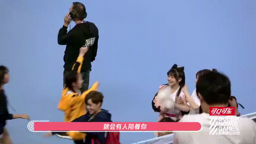 但是当她出场之后,火箭少女的团员就在外面等着她,一看到徐梦洁出来