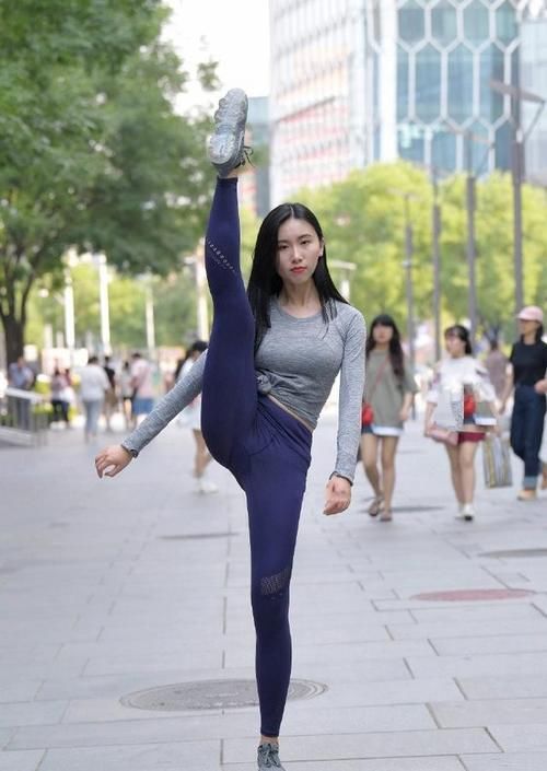 街拍:有型唯美的紧身打底裤美女插图 街拍:有型唯美的紧身打底裤美女插图