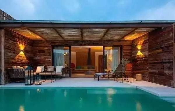 从废弃小学到绝美民宿！千亩稻田环绕、山泉水无边泳池，这间酒店