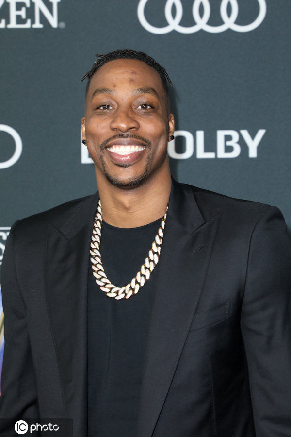 霍华德亮相复联4首映礼 性感胡茬小脏辫依然是