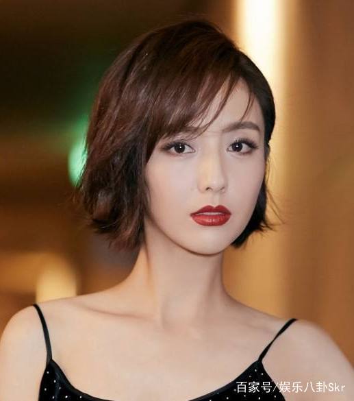 都认为佟丽娅很瘦?当她穿上吊带裙的时候,这曲