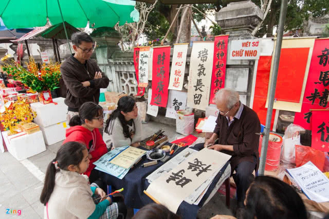 越南人春节期间纷纷前往寺庙祈福，一度致街道拥堵