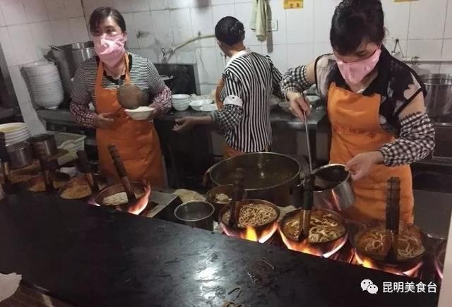 昆明窄巷子里的传奇小吃，凳子摆到马路上，耗时47分钟才吃到