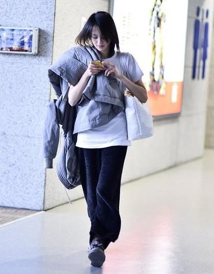 郑爽棉袄加短袖,网友:脑子有问题!