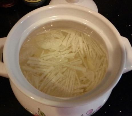 两个东西切丝煮水,咳嗽不管多狠,喝一口止咳,2天除根!