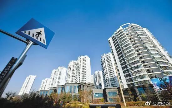 一眼新闻丨63家房企负债3万亿元 三成负债率跃80%红线;住建部原副