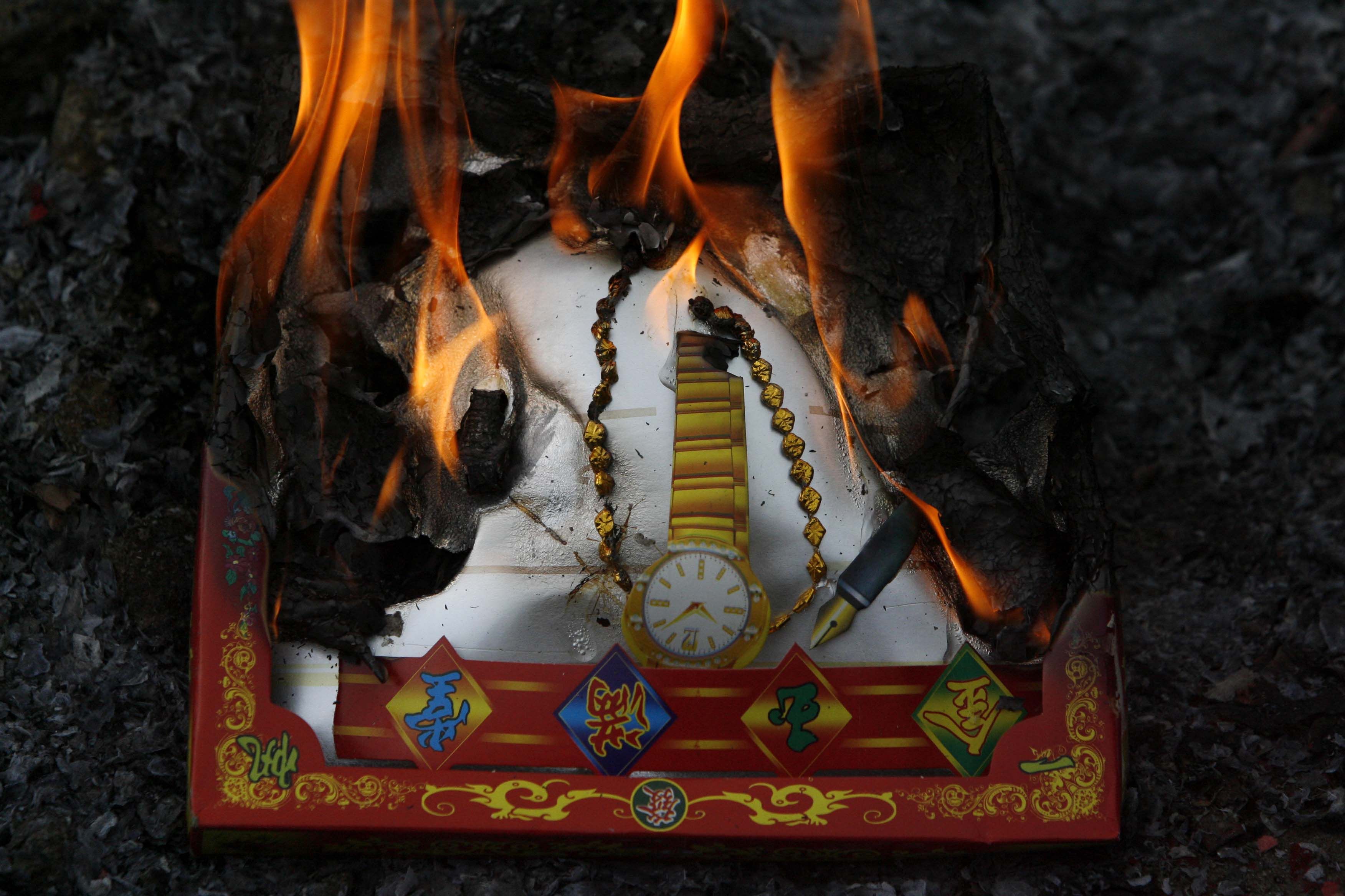 硬盘深处:汶川地震十周年祭清明北川开放 万人泪洒现场