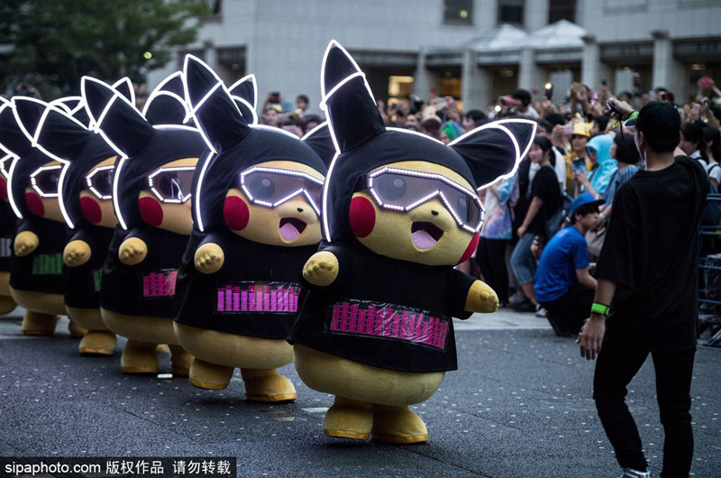 日本横滨上演皮卡丘大爆发游行 超萌装扮引围