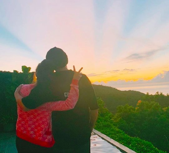 周杰伦照顾儿女不忘老婆，昆凌跟老公头靠头看夕阳，背对镜头比v