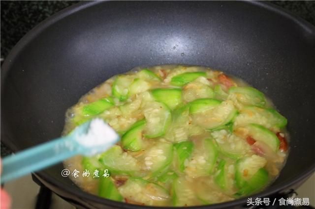 炎热的夏天，这道菜不要错过，当季食材很鲜嫩，常吃补水美白！