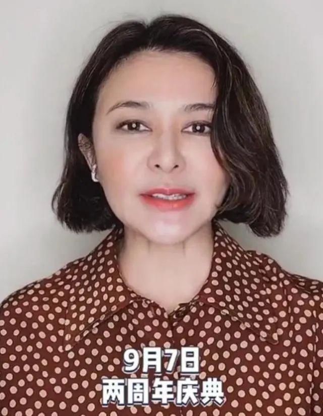58岁十三姨颜值回春，直播气质出众，泡遍香江富豪如今形单影只