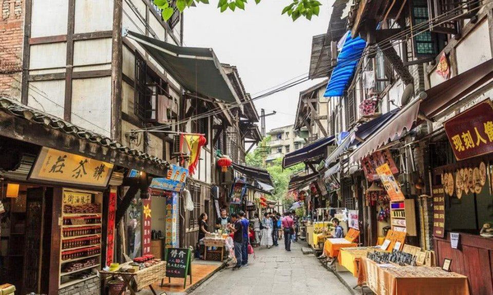 热辣火锅、梦幻夜景、曲折山路,与奇瑞艾瑞泽5探秘魔幻重庆