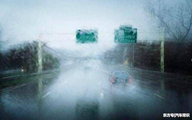 雨天开车，一定要熟练这几个键，能降低百分之五十的车祸概率