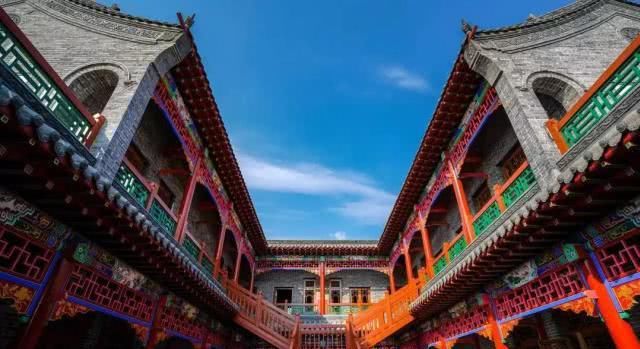 女子在儿童乐园