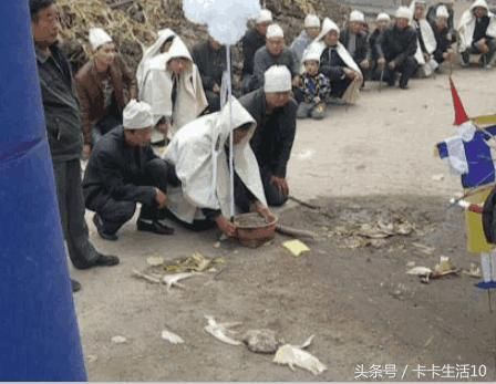 父亲下棺时,媳妇一直在哆嗦,儿子指了指棺材,男子顿时跪地痛哭