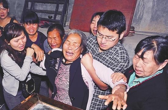 镜头下:缉毒特警柯占军墓地,生命最后一刻抱住