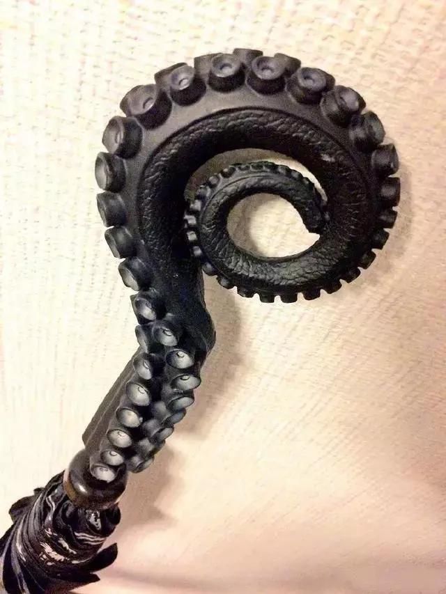 日本网友买了一把超酷的暗黑系章鱼伞这个把