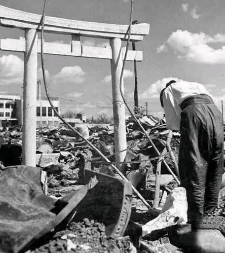 1945年日本战败投降后真实照片，日本女孩竭力为美国大兵服务