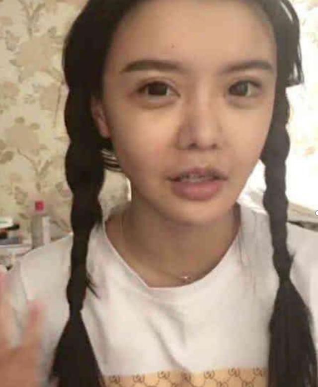 韩安冉怀孕期间,大胆全素颜直播,粉丝:最接地气