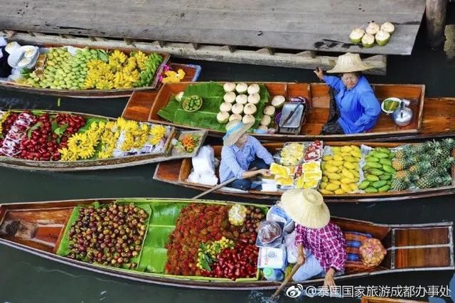泰国风光最具特色的是水上市场 不买东西光看热闹也有意思