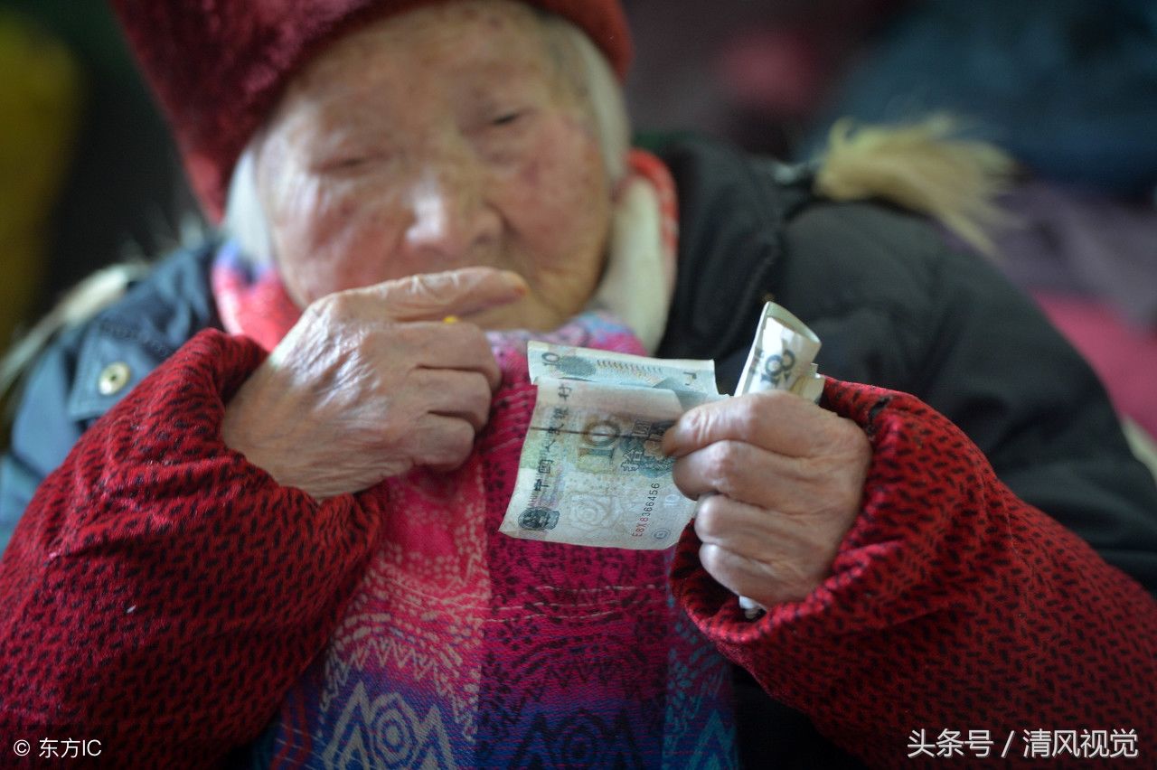106岁老太酒龄近100年，打麻将抽水烟喝白酒，就爱数钱玩