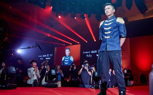 谢霆锋一身潮装做美食,网友评:究竟是做菜还是