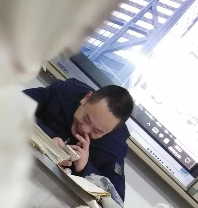 上课冒死做成全国,还把表情偷拍了照片…老师包火表情最图片