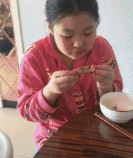 搞笑gif图:洗头技术哪家强,我只服背着一口大水缸洗的 搞笑gif图:洗头技术哪家强,我只服背着一口大水缸洗的
