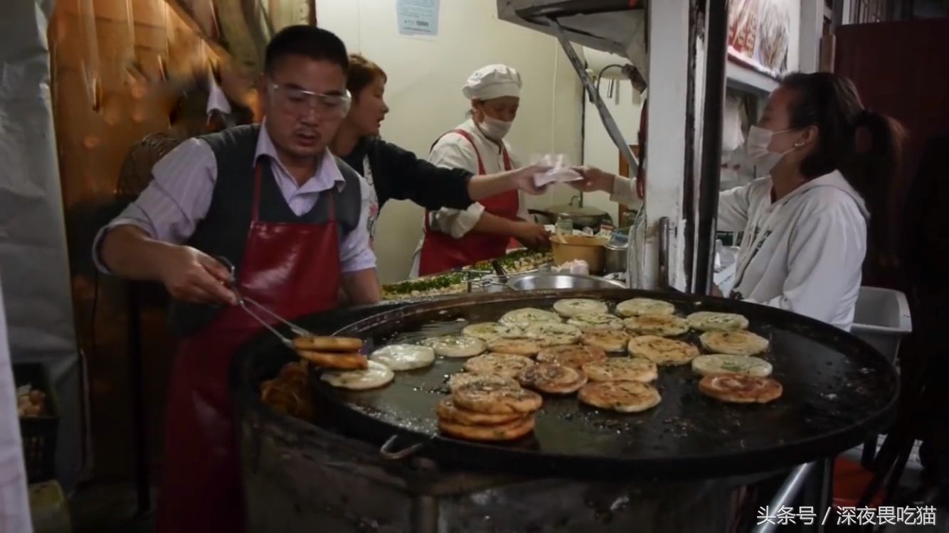 老师傅这样制作葱油饼,好不好吃你们自己就能看出来