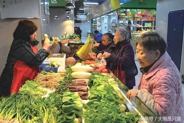 回婆家过年我出去买菜，听菜店老板说嫂子常来赊账，我空手回了家