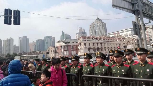 上海城隍庙春节人从众 绕三圈车位也难求 武警站队维护秩序