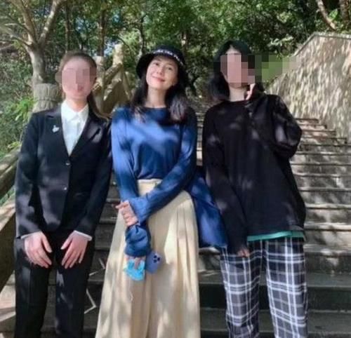 40岁高圆圆现身求子圣地，素颜生图嫩出水，与赵又廷再求二胎？
