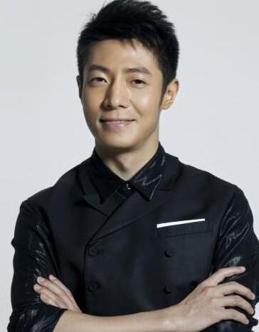 低调央视夫妻主持，结婚16年仍甜蜜恩爱，今儿女双全惹人羡