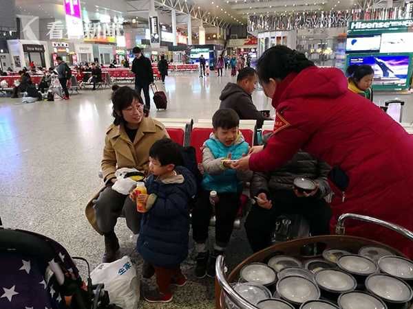 除夕夜 候车室里送汤团发春联其乐融融